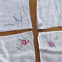 hvide-lommetoerklaeder-farverige-blomster-broderier-gamle-naeseklude